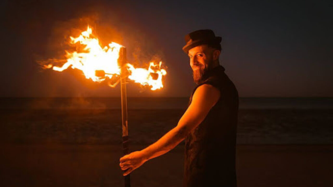 How Traffic Lights Became Stages: Street Performers and the Urban Circus  Culture of Latin America - StageLync, image size:1280x720