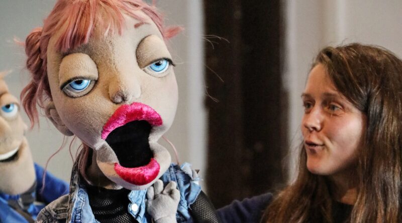 Death on the Throne Debuts in London with Royal Laughs