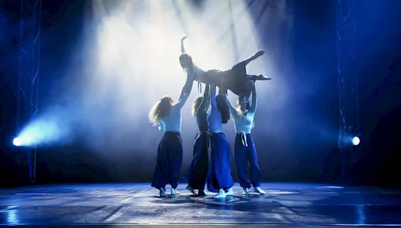 Circus On The Trail Of A Drop Of Water - The Company Ellementarts