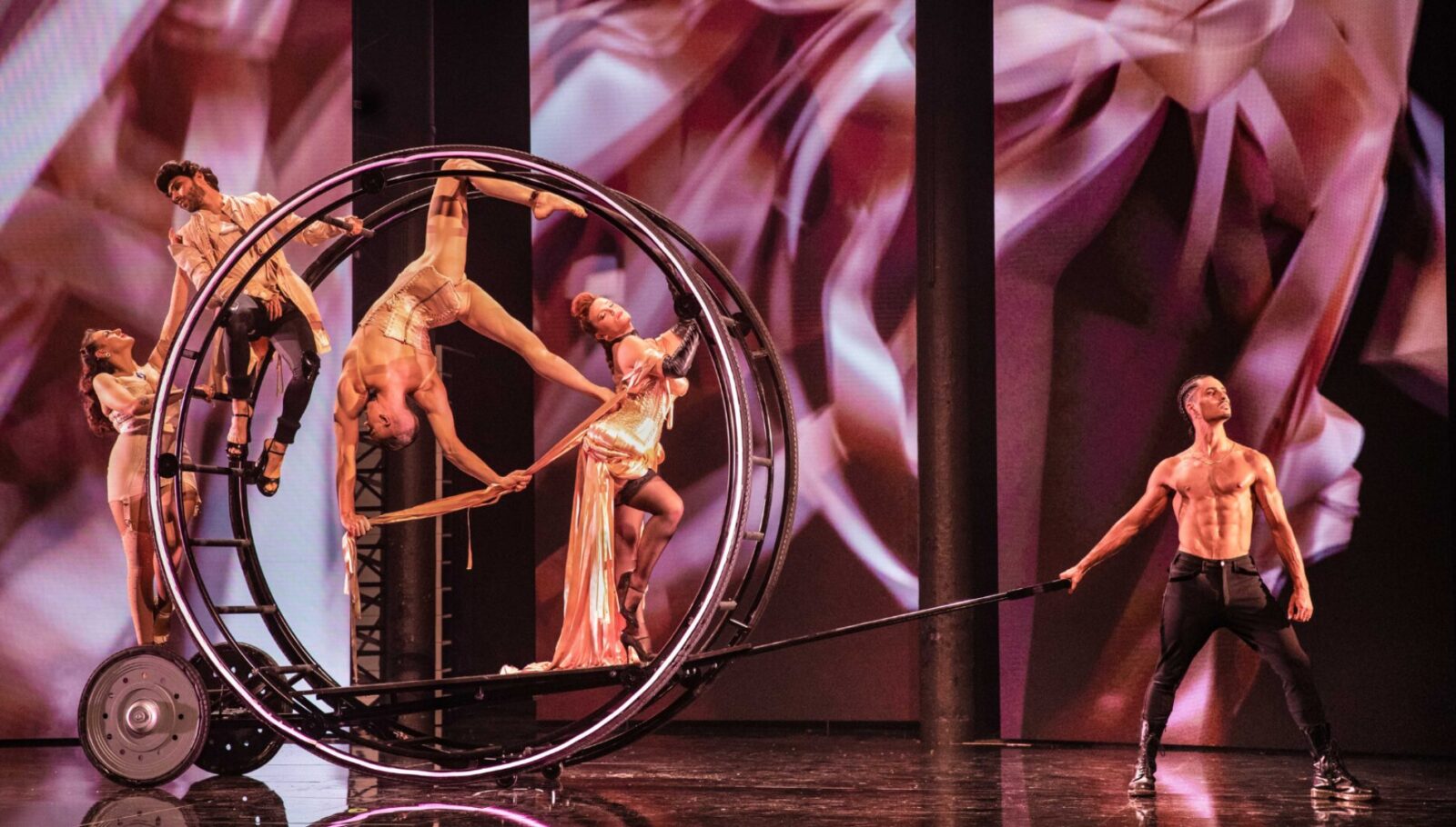 Fanny Coindet Choreography, Circus & Fashion