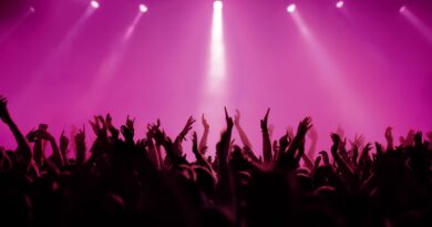 What Kelly Clarkson and Taylor Swift Do Differently for Their Tour Crews What Kelly Clarkson and Taylor Swift Do Differently for Their Tour Crews