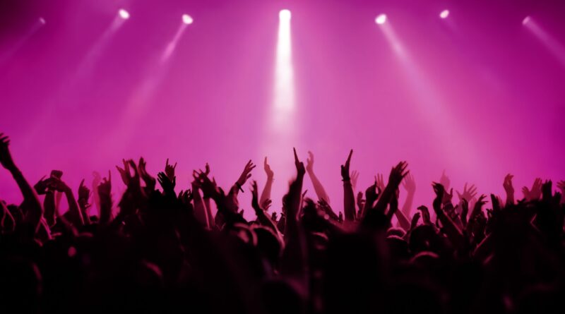 What Kelly Clarkson and Taylor Swift Do Differently for Their Tour Crews