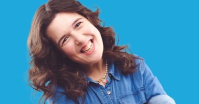 Comedian Rosie Jones Announced as Special Guest on ‘The Show People Podcast’ Live Recording