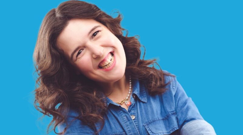 Comedian Rosie Jones Announced as Special Guest on ‘The Show People Podcast’ Live Recording