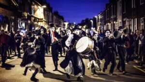 Award-Winning French Company Rara Woulib Brings Immersive Outdoor Spectacle ‘Deblozay’ to Newbury