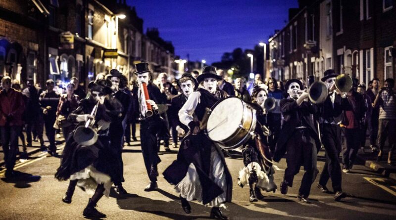 Award-Winning French Company Rara Woulib Brings Immersive Outdoor Spectacle ‘Deblozay’ to Newbury Award-Winning French Company Rara Woulib Brings Immersive Outdoor Spectacle ‘Deblozay’ to Newbury